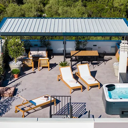 Luxury Rooftop Apartman